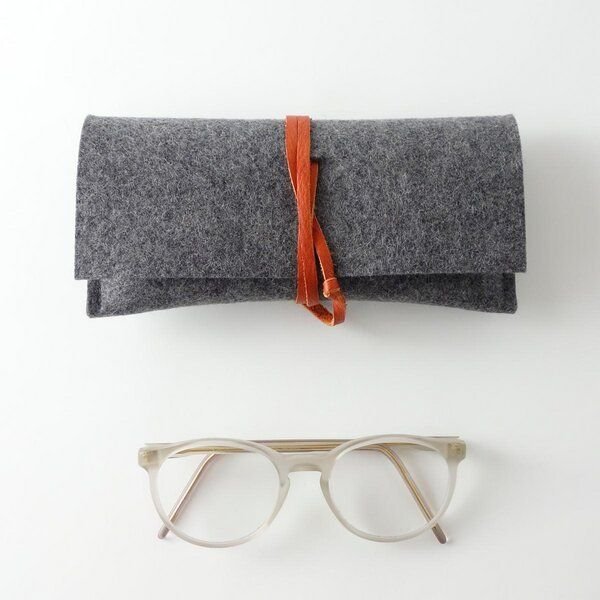 matilda k. manufaktur Brillenetui aus Wollfilz dunkelgrau mit Lederband 'auguste'