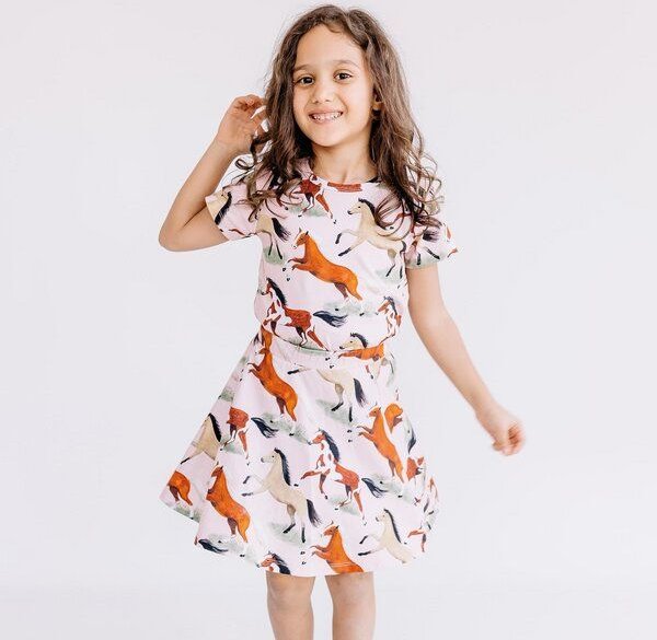 Kinder T-Shirt GOTS-zertifiziert aus Bio-Baumwolle rosa mit Pferde-Motiv – Walkiddy