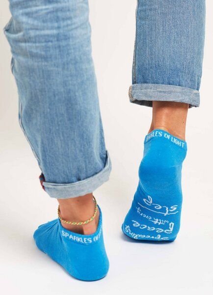 SPARKLES OF LIGHT SPREADING PEACE Unisex Sneakersocken aus Biobaumwolle