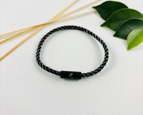 Purewater Upcycling-Fischernetzarmband mit gravierter Welle (Unisex)