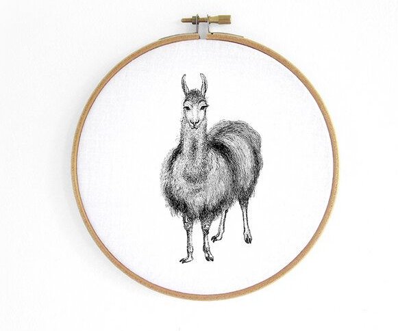 renna deluxe Alpaka im Stickrahmen als Bild (frontal)