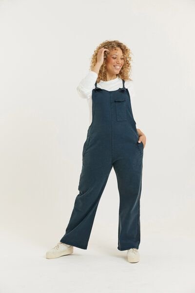 Flax and Loom Tencel-Baumwoll Latzhose Relaxed Fit Modell: Lou Barker