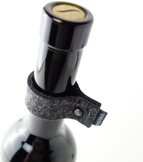 matilda k. manufaktur Tropfenfänger aus Filz mit Geschenkkarte für Weinflaschen 'gustav'