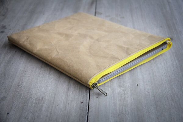 BY COPALA Nachhaltige vegane 13–14" Laptoptasche aus waschbarem Kraftpapier, MacBook Hülle – Vegan Leder mit gelbem Zipp...