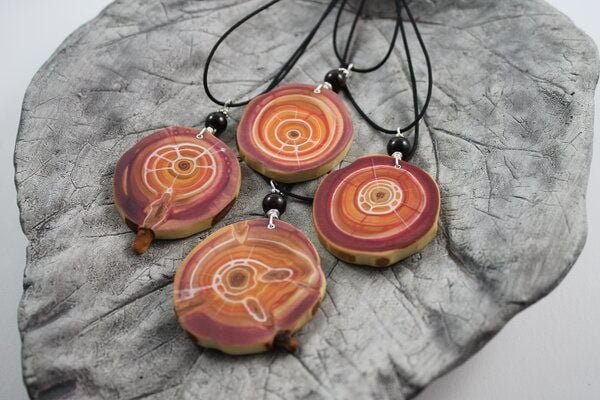 Naturlieb Element Feuer Halsband - Amulett aus Zirbenholz