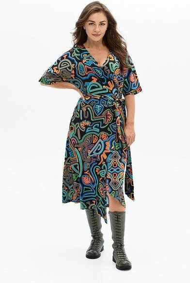 Kleid Maya – farbenfroh aus Viskose – Wickelausschnitt & Taillengürtel – Statement-Print – Fair in EU produziert – KOKOw...