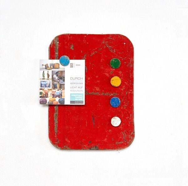Moogoo Creative Africa Magnettafel aus recycelten Ölfässern mit 5 bunten Magneten - Industrial Upcycling