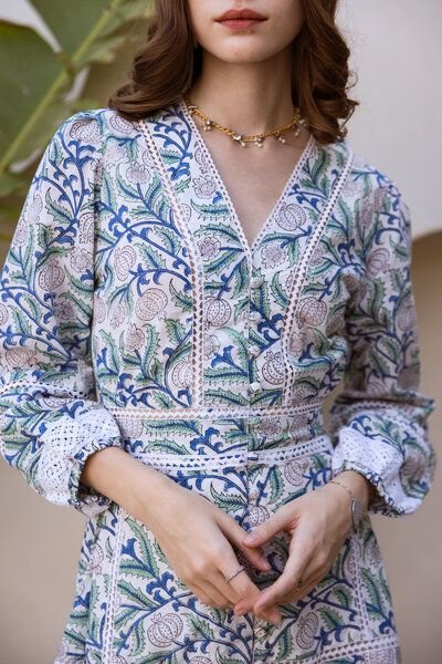 Haus of Namaste Kniekurzes Kleid 'Ira' aus Bio-Baumwolle – handbedruckt mit veganen Farben & Spitze