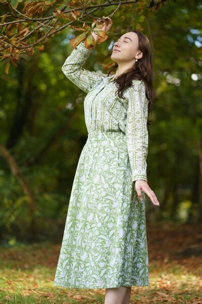 Thumbnail - Haus of Namaste Weiße und grüne Bluse aus Bio-Baumwolle | Handgeblockte Unisex-Bluse.