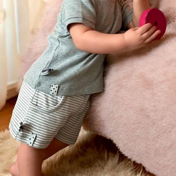 Gestreifte Baby-Shorts 'OrganicEra' aus Bio-Baumwolle