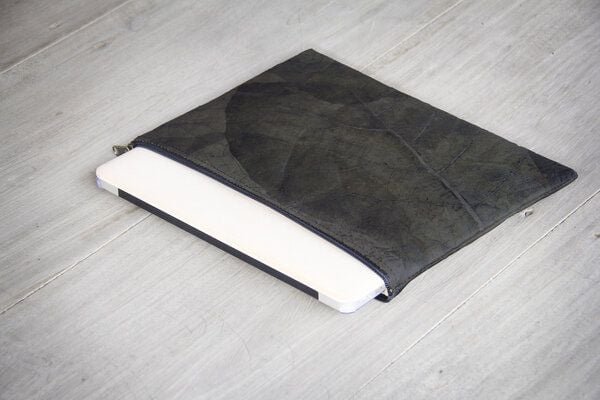 BY COPALA 13–14" nachhaltige vegane Laptoptasche aus Blättern, MacBook Hülle in schwarz / grau