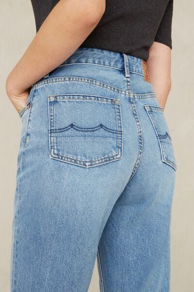 Kings Of Indigo Mom Jeans aus Bio-Baumwolle - Caroline Cropped Sanibel Light Blue
