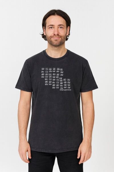 ilovemixtapes Unisex T-Shirt „Mixtapes Against Fascism“ – Bio-Baumwolle, Stone Washed Sage Green, Denim Blue & Black, Fa...