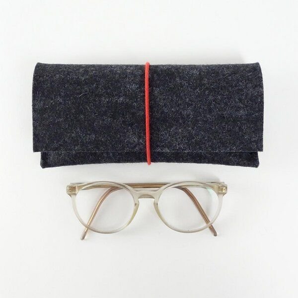 matilda k. manufaktur Brillenetui aus Wollfilz für 2 Brillen 'doppelte auguste' mit Rundgummi-Verschluß in vielen Farben