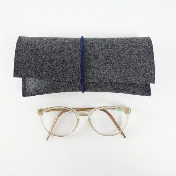 matilda k. manufaktur Brillenetui aus Wollfilz XL 'breite auguste' für breite Brillen mit Rundgummi-Verschluß in vielen ...
