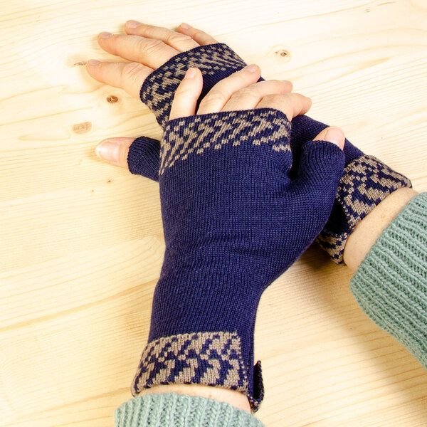 LANARTO slow fashion Pulswärmer Muster 'Pixel' zweifarbig gestrickt aus mulesingfreier Merinowolle