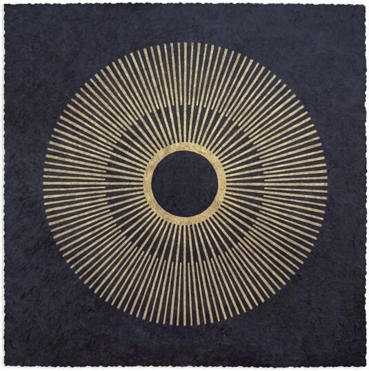 Veskor Cassiopeia CENTRAL SUN INVERTED Sonnen Linoldruck | 22 × 22 cm | Gold auf Schwarz