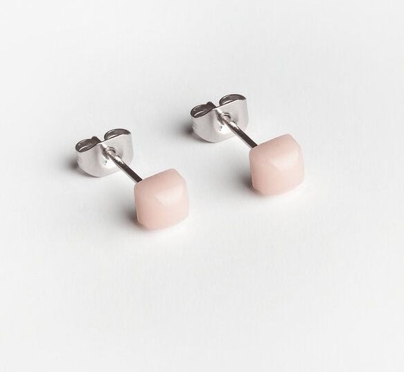 ALEXASCHA Winzige Ohrstecker aus recyceltem Glas | 4mm