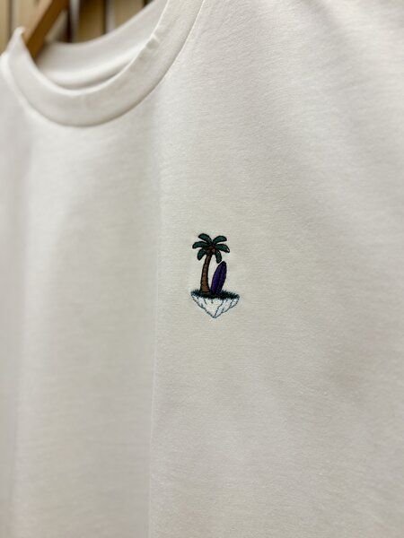 Purewater Palme & Surfboard & Ice | Besticktes Bio Baumwoll T-Shirt | Stickerei
