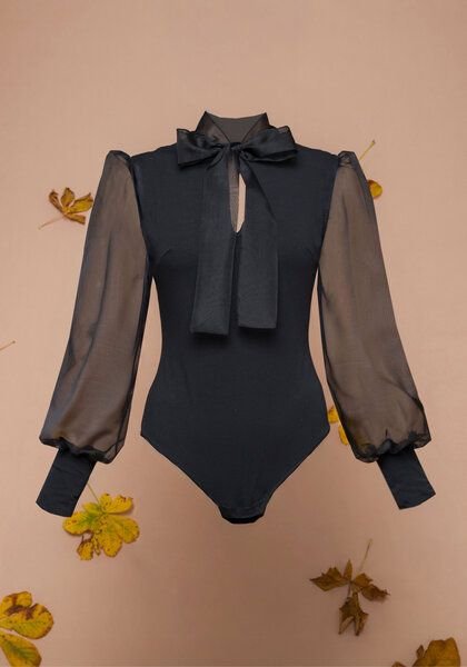 Atelier SNOW Body Odessa mit Schleifenkragen und Puffärmeln