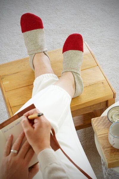 Süßstoff Hausschuhe aus Wollfilz mit pflanzlich gegerbter Ledersohle für Erwachsene