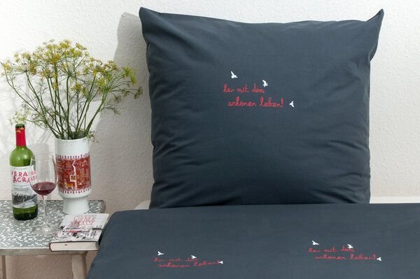 Hirschkind Bio-Kissenbezug 'her mit dem schönen leben!' dunkelgrau 80*80 cm