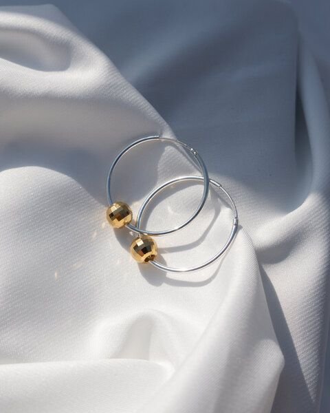 ST'ATOUR DIONA – große Creolen mit Discokugel-Detail