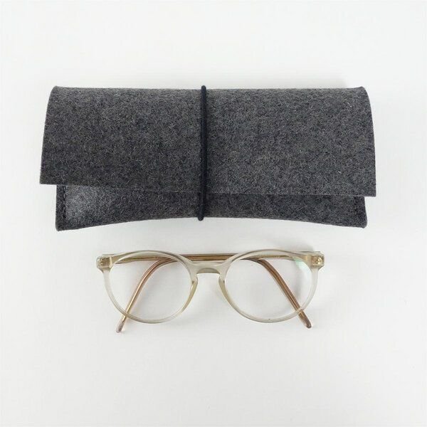 matilda k. manufaktur Brillenetui aus Wollfilz für 2 Brillen 'doppelte auguste' mit Rundgummi-Verschluß in vielen Farben