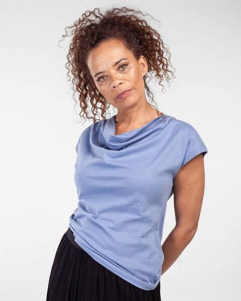 Alma & Lovis Shirt mit Wasserfall-Ausschnitt, aus Bio-Baumwolle | Short Cascade