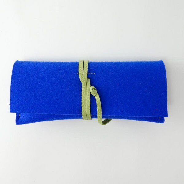 matilda k. manufaktur Brillenetui 'auguste' XL für breite Brillen aus farbigem Wollfilz mit Lederband