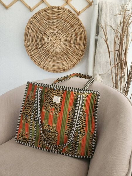 Haus of Namaste Wendetasche aus Baumwollsamt | Gesteppter Designer-Look | Tibetisches Tiger-Design in Grün und Orange | ...