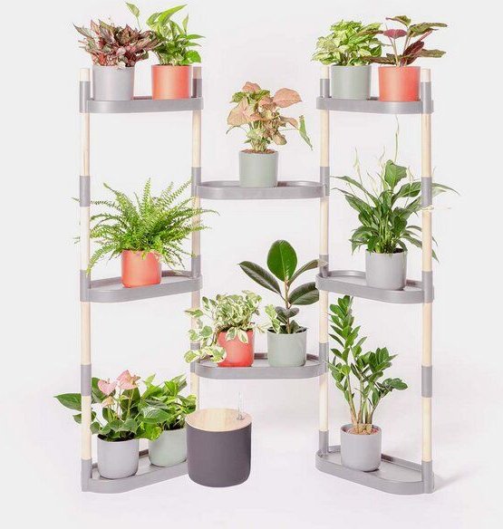 CitySens Blumenregal mit 8 Ablagen und automatischer Bewässerung.