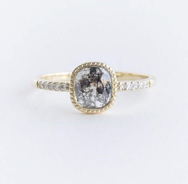 Thumbnail - Eppi Ring mit Emerald Salt and Pepper Diamanten und Diamanten Adaline