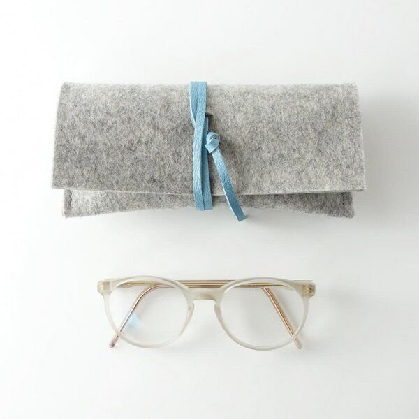 matilda k. manufaktur Brillenetui aus Wollfilz hellgrau mit Lederband 'auguste'