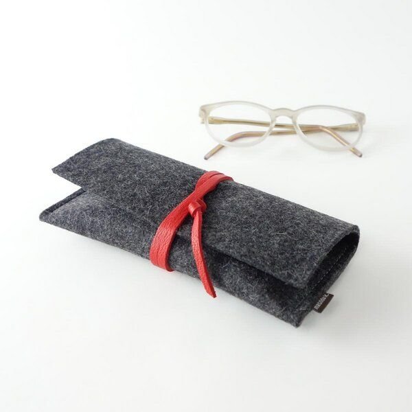 matilda k. manufaktur Brillenetui aus Wollfilz anthrazit mit Lederband 'auguste'