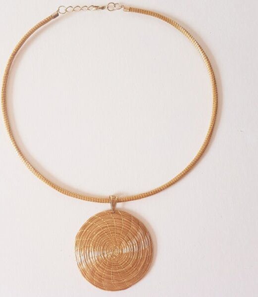 BAGHI Collier Paulista mit rundem Anhänger aus goldenem Gras