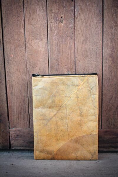 BY COPALA Nachhaltige vegane 15–16" Laptoptasche aus Blättern, MacBook Hülle – Vegan Leder mit Zipper in gelb