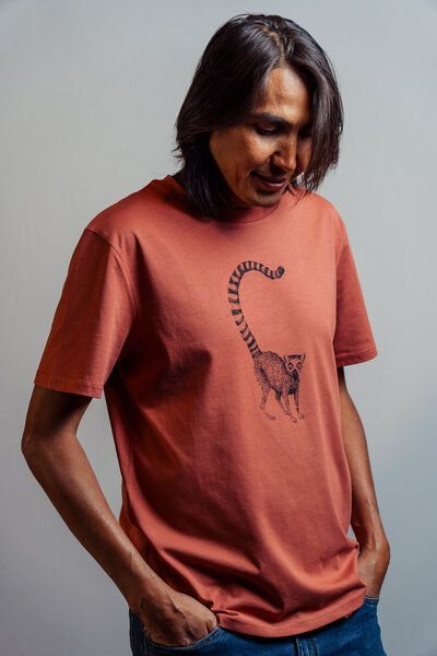 NanMa Bio-Baumwoll-Shirt Lemur | handbedruckt in Österreich | Herren | regular fit | braun | orange | lokal & fair & veg...