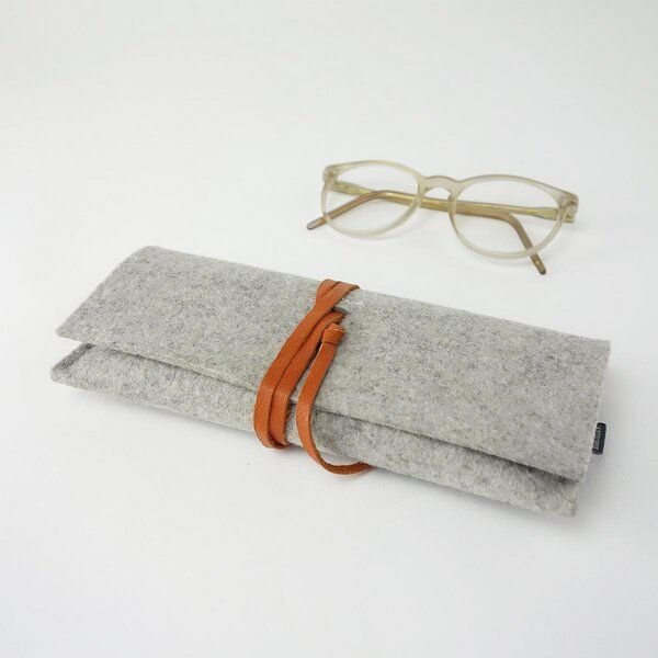 matilda k. manufaktur Brillenetui 'auguste' XL für breite Brillen aus Wollfilz hellgrau mit Lederband