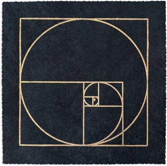 Thumbnail - Veskor Cassiopeia FIBONACCI SEQUENZ Heilige Geometrie Linoldruck | 22 × 22 cm | Gold auf Schwarz
