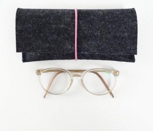 matilda k. manufaktur Brillenetui aus Wollfilz 'auguste' mit Rundgummi-Verschluß in vielen Farben