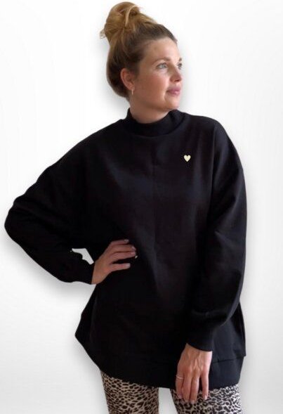 noemvri fashion label oversized Sweatshirt Turtleneck mit einem Herz auf der Brust