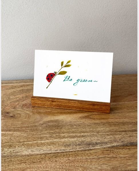 Sundara Geschenkset Kartenständer + Grußkarte BE GREEN