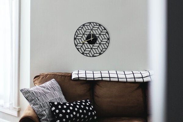 BeWooden Holzuhr / Wanduhr Cube Nox Clock – handgefertigte Holz-Wanduhr aus Birkenholz