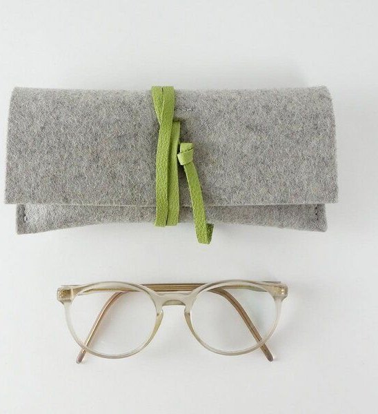 matilda k. manufaktur Brillenetui aus Wollfilz hellgrau mit Lederband 'auguste'