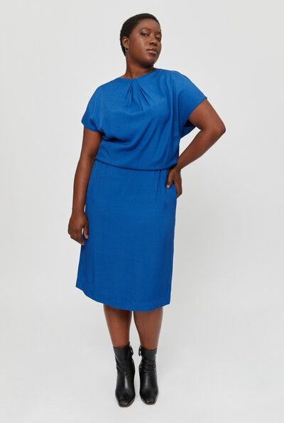 AYANI Amy | Midikleid mit Bleistiftrock und Ausschnittdetail