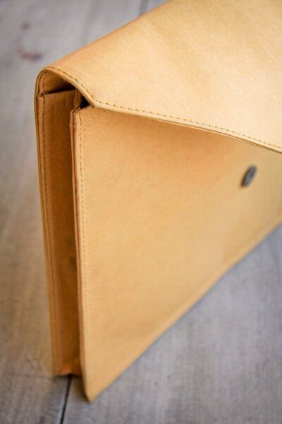 BY COPALA Nachhaltige Laptoptasche 13–14" aus waschbarem Kraftpapier – MacBook Hülle, handgemacht mit Magnetverschluss, ...