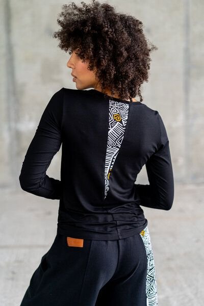 Thumbnail - KOKOworld Shirt Amal – elastisch und körpernah – perfekt für Yoga und Alltag – V-Ausschnitt vorne und Print-Dreieck am R...