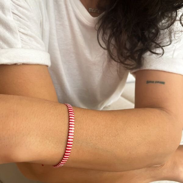 juni Gestreiftes Perlenarmband "Coco" rouge und bleu im Breton Stil - in rot oder blau