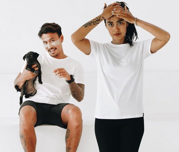 The Driftwood Tales Basic Unisex T-Shirt (Bio-Baumwolle) in Pink/Weiß/Schwarz/Marineblau